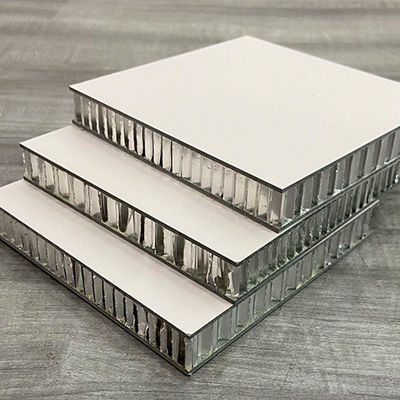 Buitenmuurbekleding Gebouw Gevelpaneel Wit kalksteen tegel Aluminium honingraat stenen panelen met folie decoratie